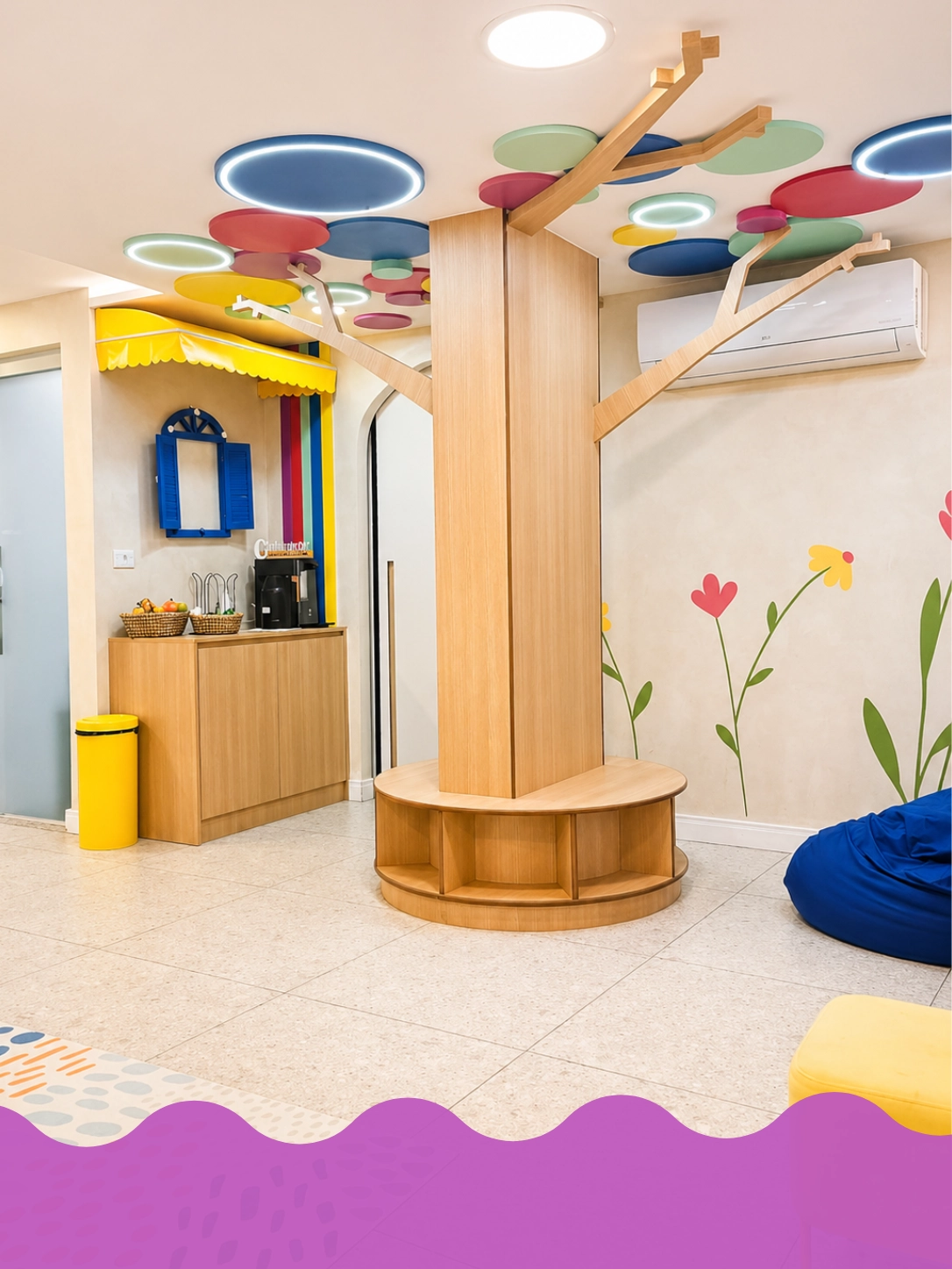 Recepção infantil terapêutica com espaço lúdico, árvore de madeira decorativa e ambiente acolhedor na clínica Pequenito